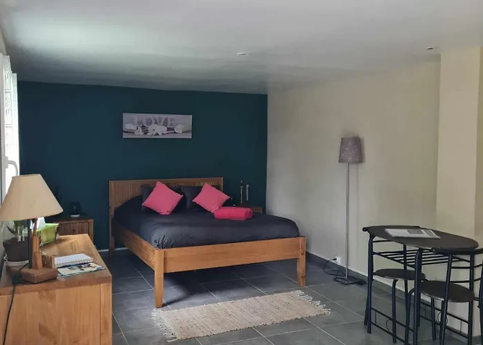 Couette-café Les Cèdres Bleus 3*